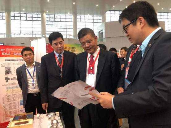 教育部职成司司长陈子季莅临36365官网技术研发与应用成果展展位参观指导