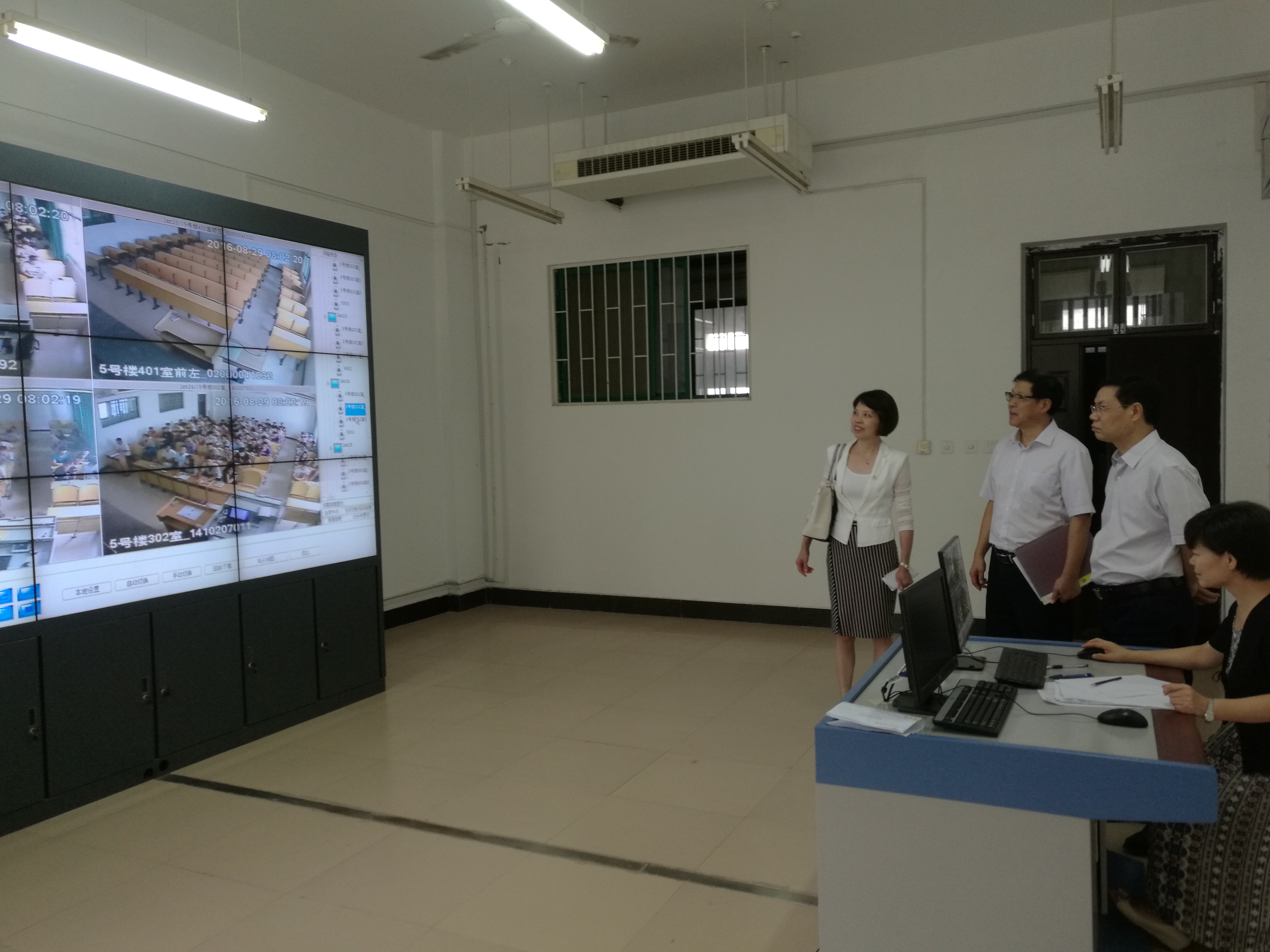 校党委书记许琰、党委副书记、副校长王卫东到监控室，全面了解教学情况